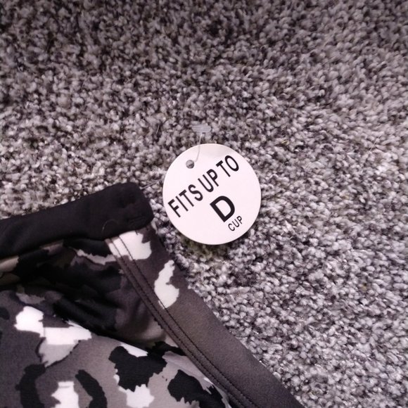 One-piece swimsuit NWT - Picture 4 of 4